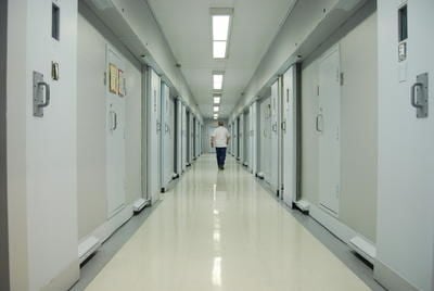 Le corridor du pénitencier de Sainte-Anne-des-Plaines témoigne bien de la solitude du milieu. Crédit: Charles-Robert Giguère