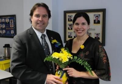 Sont présents sur la photo : Paul Larocque, maire de Bois-des-Filion et préfet de la MRC Thérèse-de Blainville et Marie-Josée Grondin, coordonnatrice régionale de la Société canadienne du cancer. Crédit: Josiane Yelle