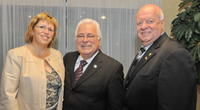 Richard Morency est entouré Sylvie Florent et Renald Gagnon, respectivement directrice générale et président de l AGAB.