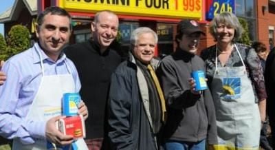 Sont présents sur la photo : Albert Lévy, franchisé McDonald s de la MRC Thérèse-De Blainville, Guy Jodoin, comédien, Jean-Pierre Leboeuf, directeur général de la Société de l autisme des Laurentides, William Guilbault, enfant bénéficiant des services de l organisme, ainsi que Guylaine Robert, directrice générale de la Fondation autisme Laurentides. Crédit: Josiane Yelle