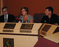 La mairesse de Sainte-Thérèse, Sylvie Surprenant, a convoqué les médias, mercredi, en compagnie du Dr Michel Savard, de la Direction de la santé publique des Laurentides (à gauche) et de Robert Asselin, directeur adjoint aux opérations de la Ville de Sainte-Thérèse, pour informer la population de la situation.