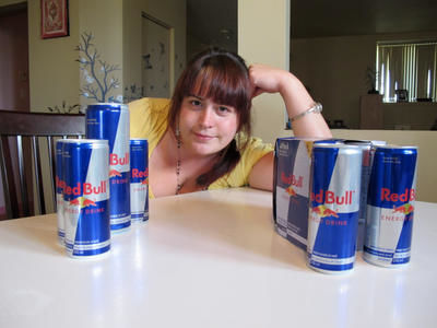 Le cas de Joannie Charbonneau démontre bien la dépendance que peuvent entraîner les boissons énergisantes. Elle buvait jusqu à 20 Red Bull par jour et a dépensé jusqu à 1500 $ par mois.