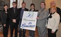 (Photo Simon Dessureault)Hélène Chrétien et  Serge Carrière, tous deux de la Fondation, Richard Thériault, propriétaire de Tonix Lorraine, Ramez Ayoub, le maire de Lorraine, Mario Daigle, le président de la Fondation et Diane Lavallée, la directrice générale.