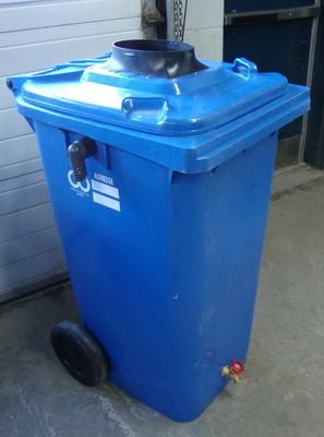 Devant la popularité des récupérateurs d eau de pluie qu elle propose à prix réduit, la Ville de Sainte-Thérère a transformé d anciens bacs de recyclage pour quelques dollars seulement.