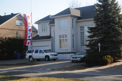 Le résidant de Lorraine a mis en berne cinq drapeaux canadiens placés à l'envers.