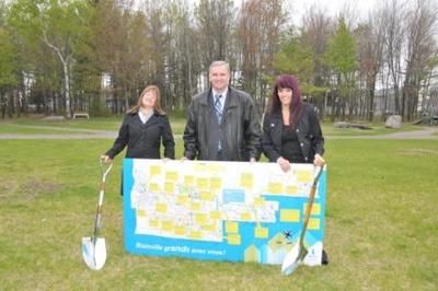 (Photo Simon Dessureault)Le maire de Blainville, François Cantin, est entouré deNicole Ruel, conseillère municipale (à gauche), et de Marie-Claude Collin, la présidente de la Commission des infrastructures et parcs.