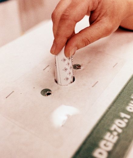 À la suite de quelques problèmes survenus à l’élection de 2005, le Directeur général des élections avait décidé pour les prochains scrutins de revenir aux procédures traditionnelles du vote.