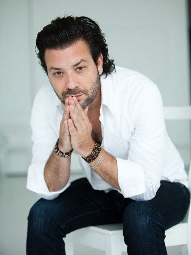 En plus de son répertoire, le chanteur Adam Cohen compte présenter les pièces de son dernier album <I>Like a man<I> lors de son passage sur la scène du Théâtre Lionel-Groulx.