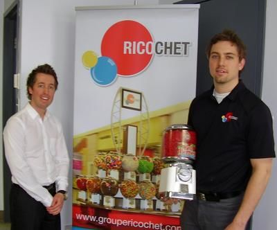 (Photo François-David Rouleau) Philippe Roy (à gauche) et Alexandre Vincent ont fondé leur entreprise de distributrices à bonbons en 2007.