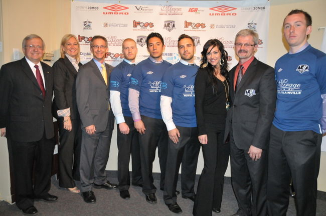 Ed Witwowski, Commissaire de la Première Ligue, Geneviève Fortier, présidente de l’AS Blainville, François Garant, maire suppléant de la Ville de Blainville, Simon Beaulieu, attaquant, Cristian Nunez, milieu, Derek Kalinauskas, défenseur (capitaine), Ely, interprète de la chanson des partisans de l’AS Blainville, Jean-Pierre Cériani, directeur sportif et entraîneur de l’équipe et Maxime Leconte, défenseur, lors du lancement.