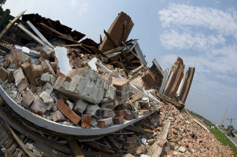 L'orage et les vents violents ont caus� de nombreux d�g�ts sur le rang de la Fresni�re, dans l�arrondissement de Saint-Beno�t, � Mirabel, dans la soir�e du vendredi 25 mai 2012. Des employ�s d�Hydro-Qu�bec travaillaient � rebrancher les abonn�s et plusieurs citoyens s�affairaient � ramasser les d�bris, le samedi 26 mai 2012. Sur la photo, une vieille �glise anglicane qui a �t� compl�tement d�truite par les forts vents.MARTIN ALARIE/LՃCHO DE LAVAL/AGENCE QMI