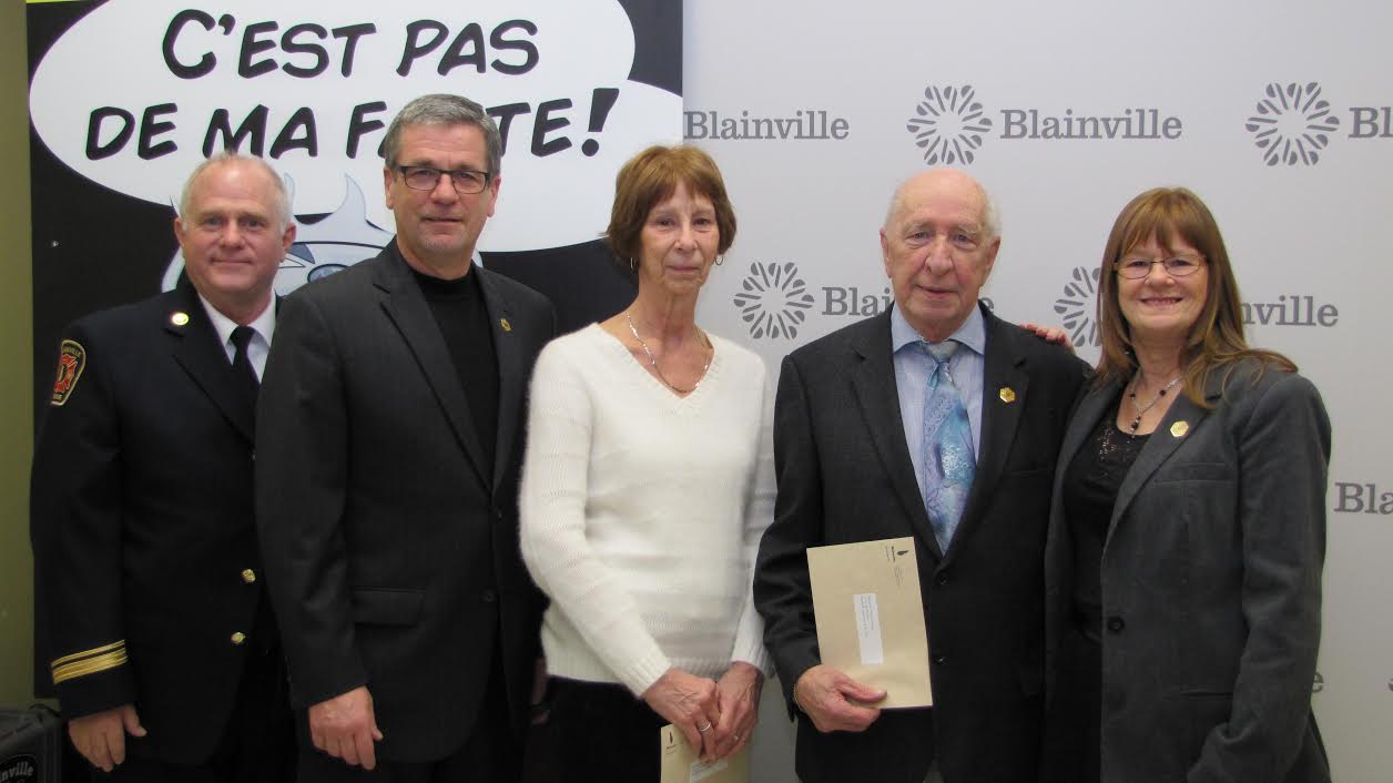De gauche à droite : Daniel Dupras, chef de division prévention, Guy Frigon, président de la Commission de la sécurité et conseiller du quartier Plan-Bouchard, Estelle Robert, Wilfrid Prévost, Nicole Ruel, conseillère du quartier Chante-Bois.