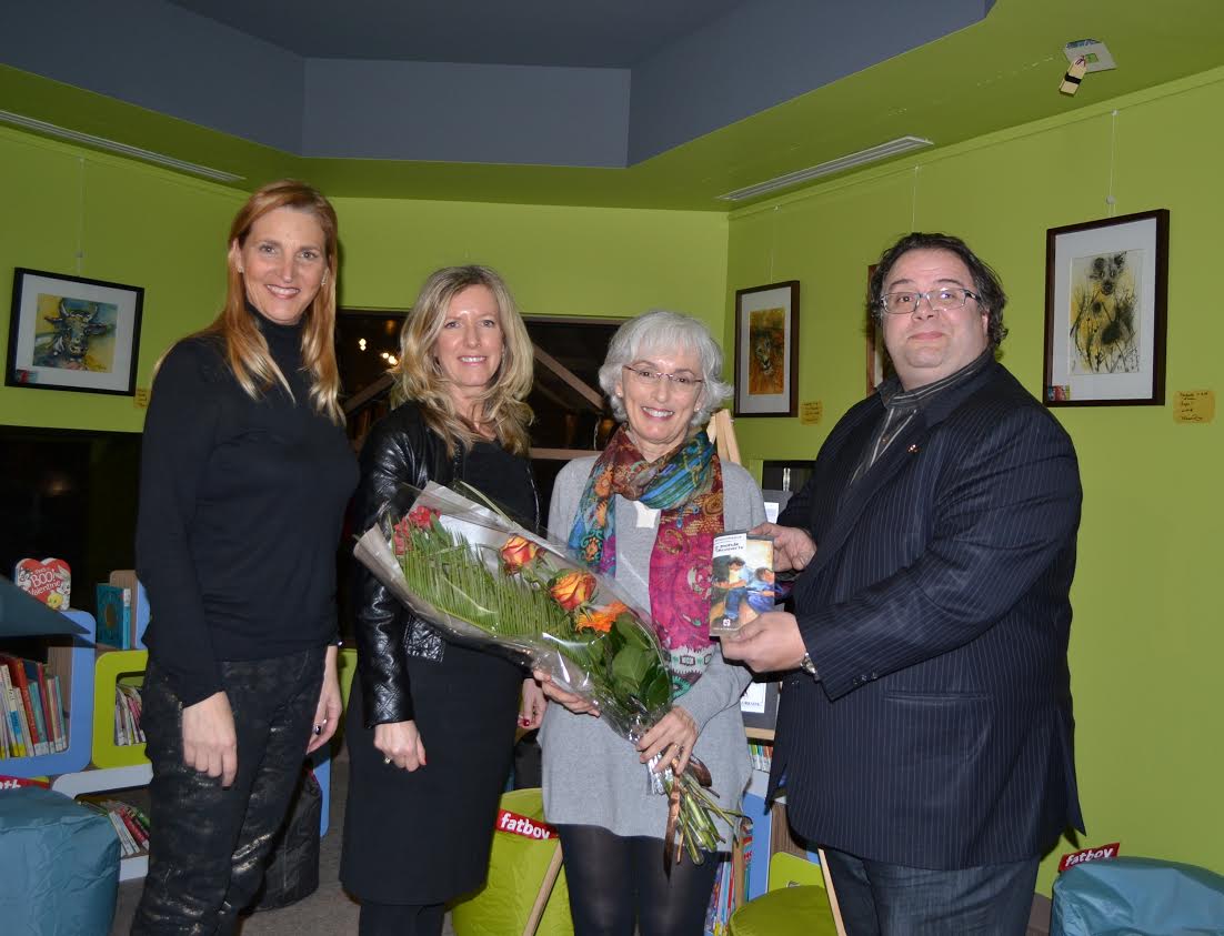 Michèle Tremblay, conseillère déléguée aux arts et à la culture, Martine Guilbault, conseillère déléguée aux communications, Michelle Brouillard artiste lorraine dont l’œuvre figure sur notre nouveau dépliant de la bibliothèque, Ramez Ayoub, maire.