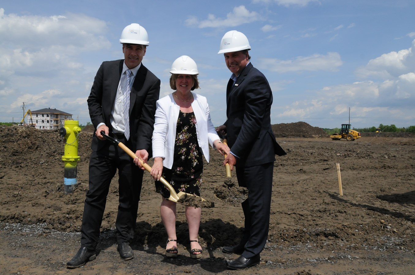 La présidente de la CSSMI, Paule Fortier, entourée du directeur général de la CSSMI, Jean-François Lachance, et du maire de Mirabel, Jean Bouchard.