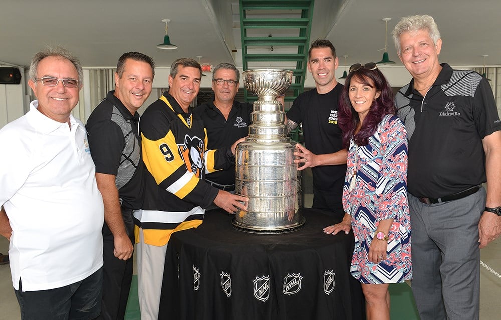 Le Blainvillois Pascal Dupuis rencontre les amateurs de hockey avec la coupe Stanley