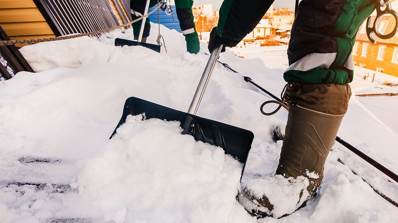 En cet hiver rigoureux, il est temps de déneiger votre toiture rappelle la SHQ 