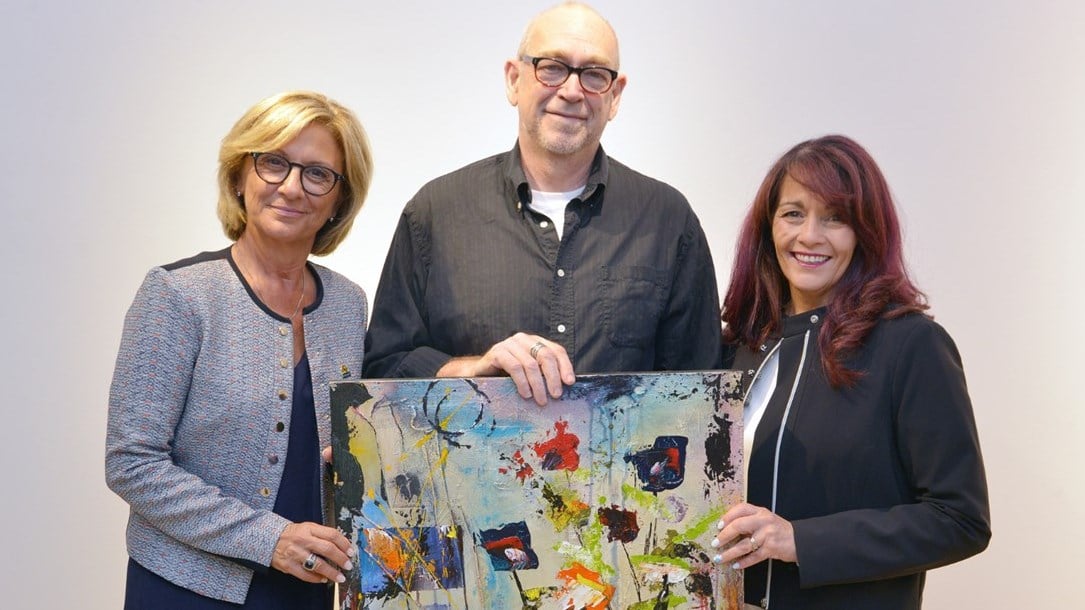 De gauche à droite : Michèle Murray, présidente de la commission Arts, culture et bibliothèque; l'artiste Claude Melançon et Marie-Claude Collin, conseillère.