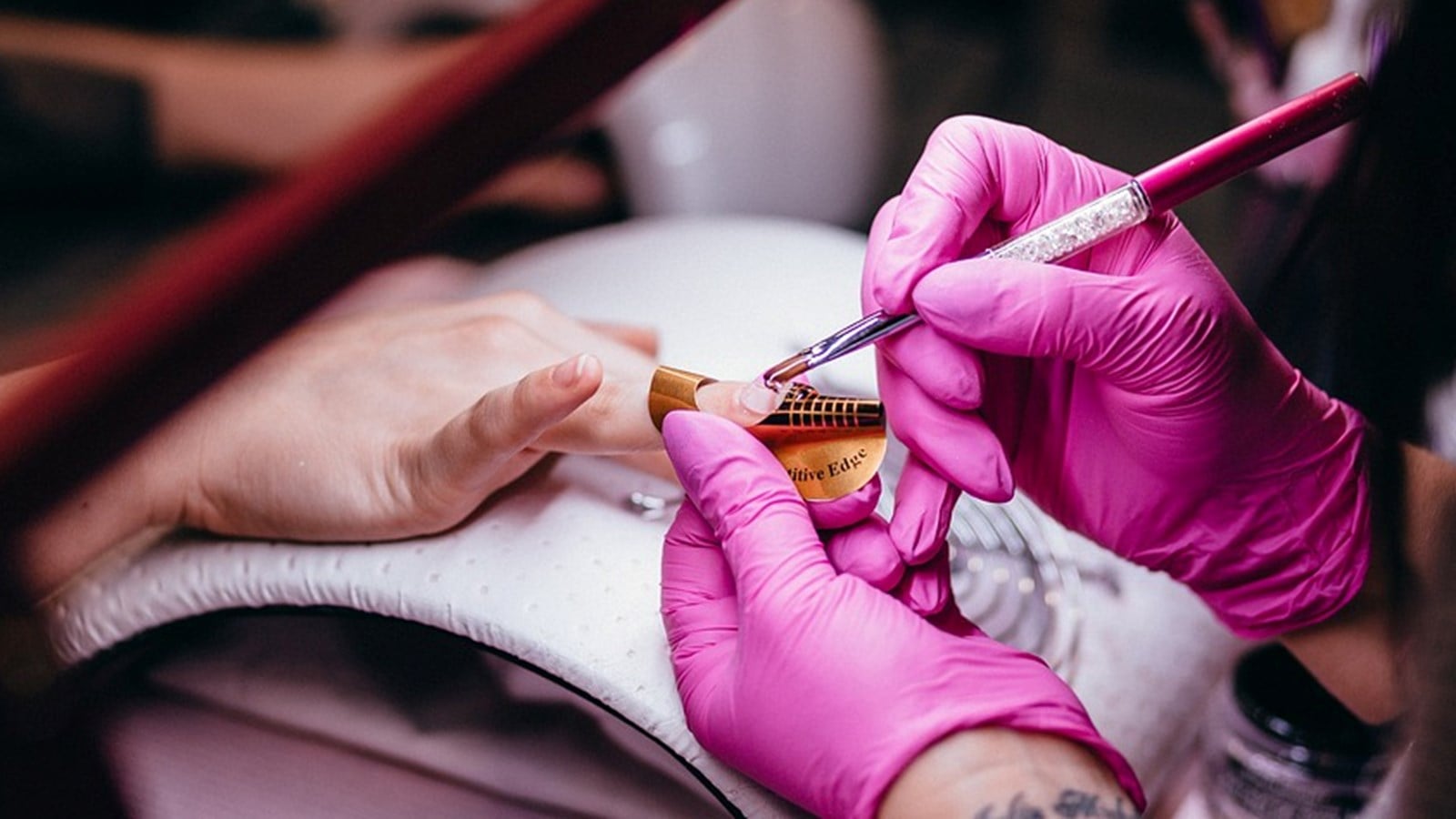 Le premier ministre a confirmé la fermeture des centres commerciaux situés au Québec, tout en demandant aux salons de coiffure et d'esthétiques de faire de même. 