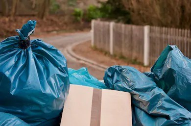 Si possible, les citoyens sont invités à conserver leurs gros rebuts d’ici le retour de collectes. S’ils doivent être sortis, ils doivent être disposés sur le côté ou à l’arrière des résidences. 