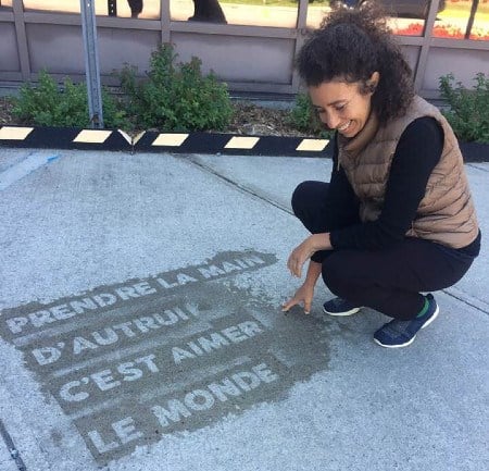 L’œuvre Susurrer des mots doux aux pas des passants de l’artiste interdisciplinaire des Laurentides Soufïa Bensaïd, est composée de courtes phrases invisibles, inscrites directement au sol. C’est au contact de la pluie que la magie opère...