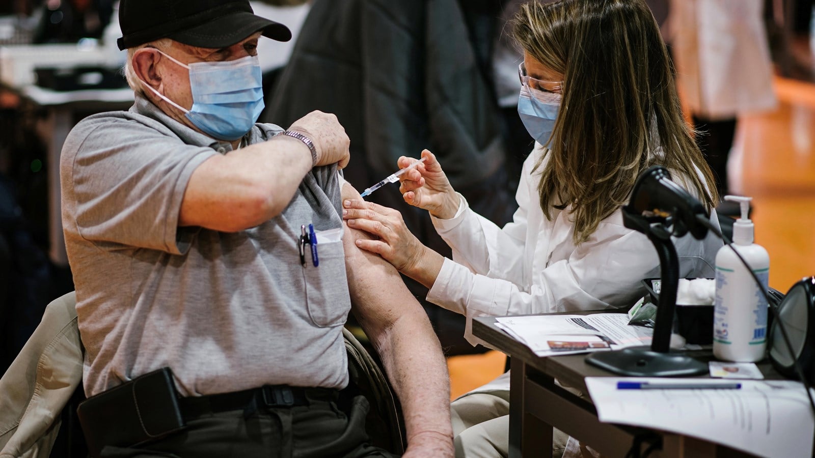 Monsieur Denis Dupuis est vacciné par l’injectrice France Laframboise du CISSS des Laurentides