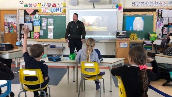 Les jeunes de première année du primaire de la MRC des Laurentides ont reçu  la visite annuelle d’un policier de la Sûreté du Québec dans leur classe.