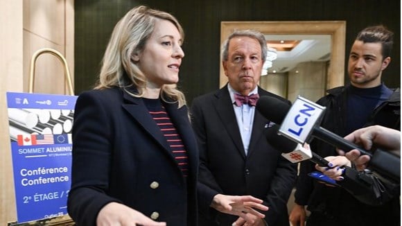 La ministre Mélanie Joly s'engage à privilégier l'acier et l'aluminium canadiens