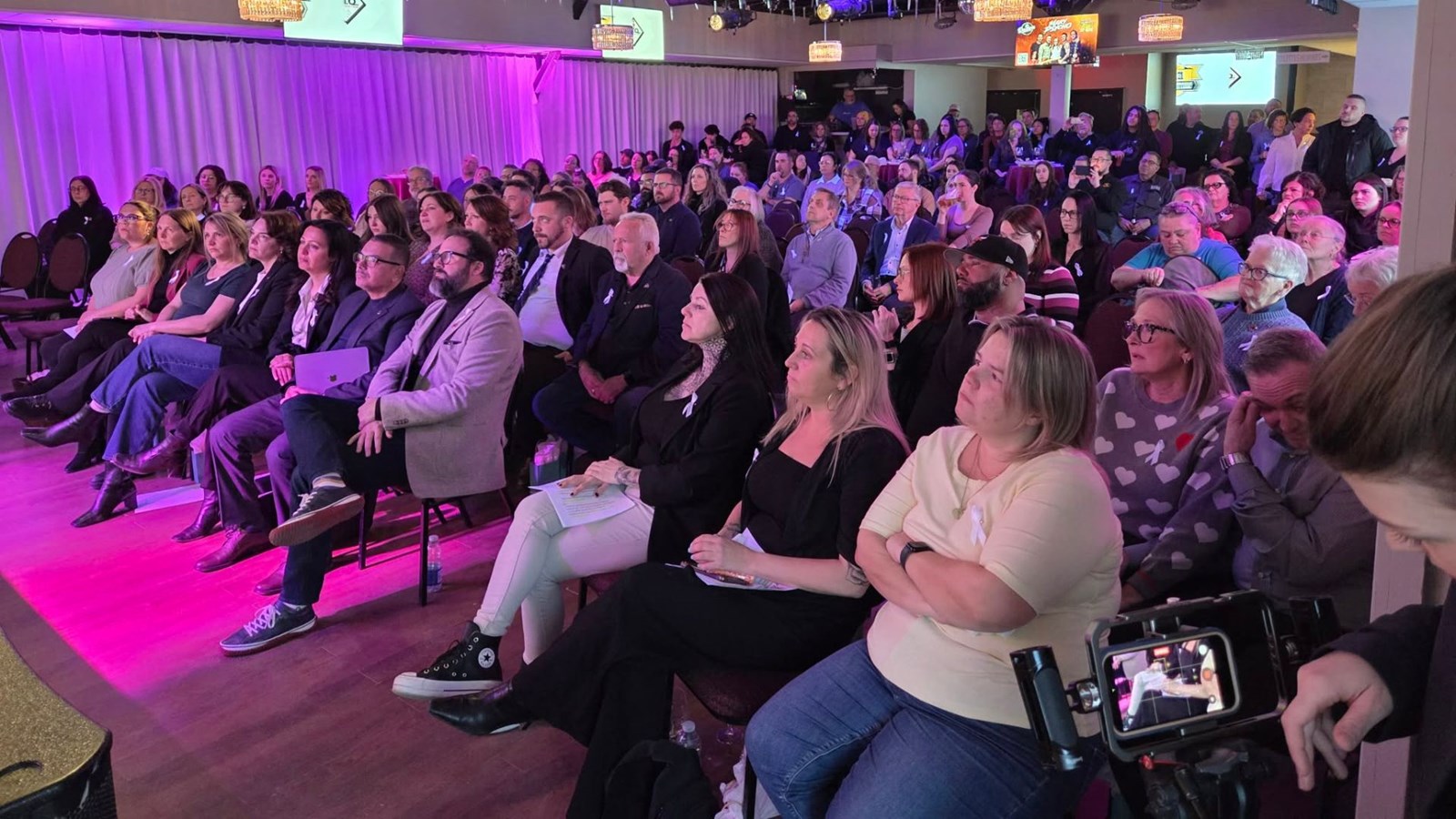 Placée sous le thème « Générations deboutte! », la soirée a réuni des personnes issues des milieux syndicaux, communautaires, politiques et citoyens.