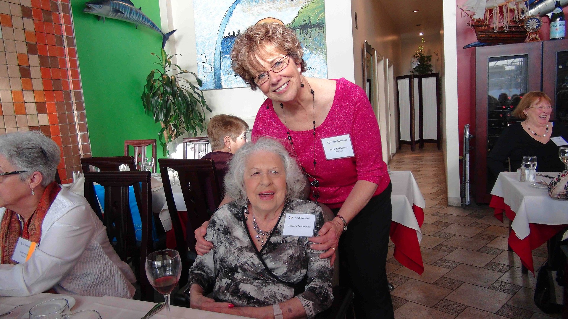 Mme Charron et sa "vieille amie", Mme Suzanne Beauchesne.