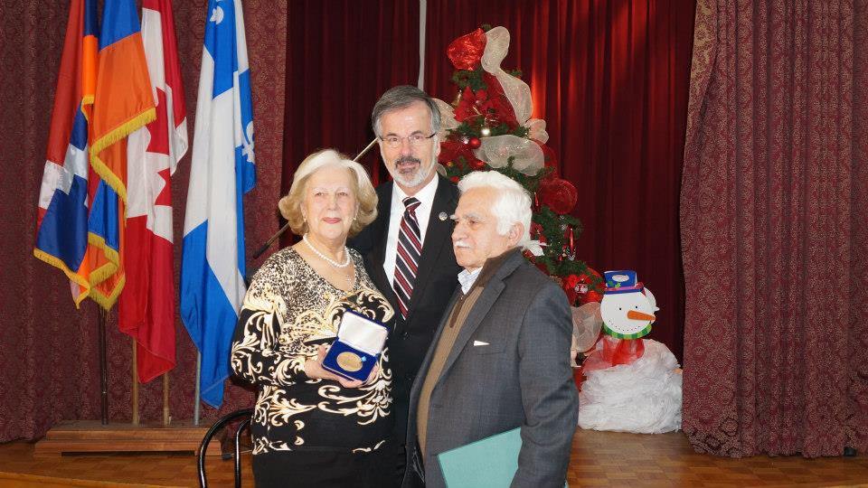 Sur la photo, Mme. Siroun Melkonian, récipiendaire de la médaille, M. Guy Ouellette, député de Chomedey, et M. Varouj Melkonian, mari de madame Melkonian.