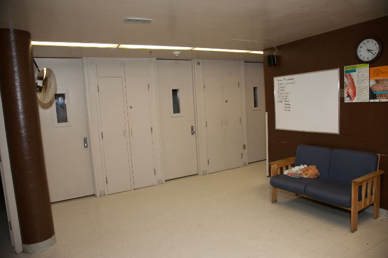 Portes des chambre de l'unité de détention pour hommes au Centre Jeunesse de Laval. Chaque chambre accueille un jeune. Selon la direction de l'établissement, les garçons qui y passent sont très souvent des récidivistes. DANIEL THÉRRIEN/L'ÉCHO DE LAVAL/AGENCE QMI