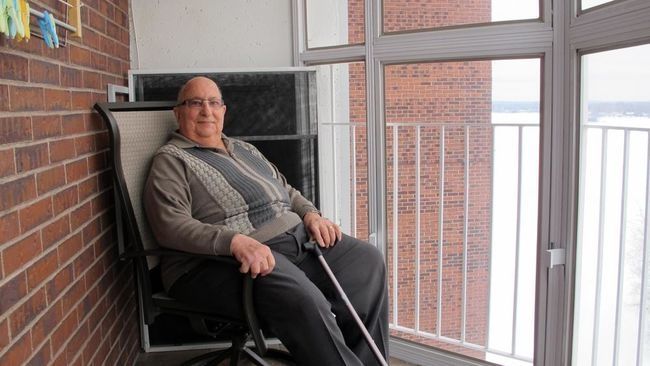 Yves Lachapelle dans son solarium. Avec quatre prothèses aux hanches et aux genoux, il a moins peur de sortir sur son balcon depuis qu’il est muni de pare-vents.