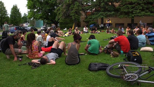 Près de 60 personnes se sont rassemblées à Duvernay pour le passage de la Marche des peuples sur l’île Jésus le 8 juin dernier.