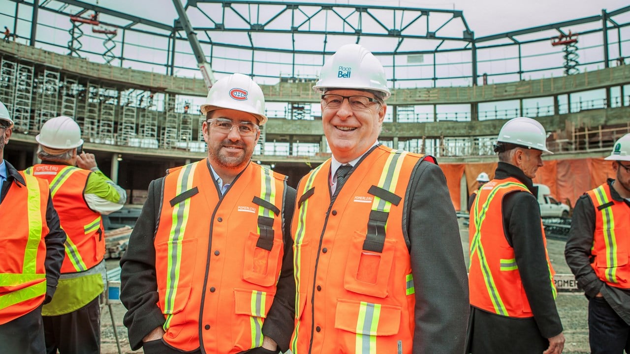 Tout sourire, Geoff Molson, président et chef de la direction, Club de hockey Canadien et Evenko et Marc Demers, maire de Laval, lors de la visite médiatique du chantier de la Place Bell