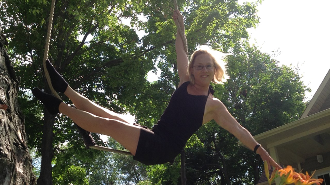 La directrice de l’organisme, Hélèna Courteau, a été formée à l’École nationale du cirque de Paris ainsi qu’à l’École nationale du cirque de Montréal où elle a développé les arts aériens.