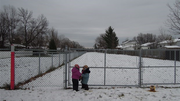 Isis et Olivia jouent sur le chemin du pipeline.
