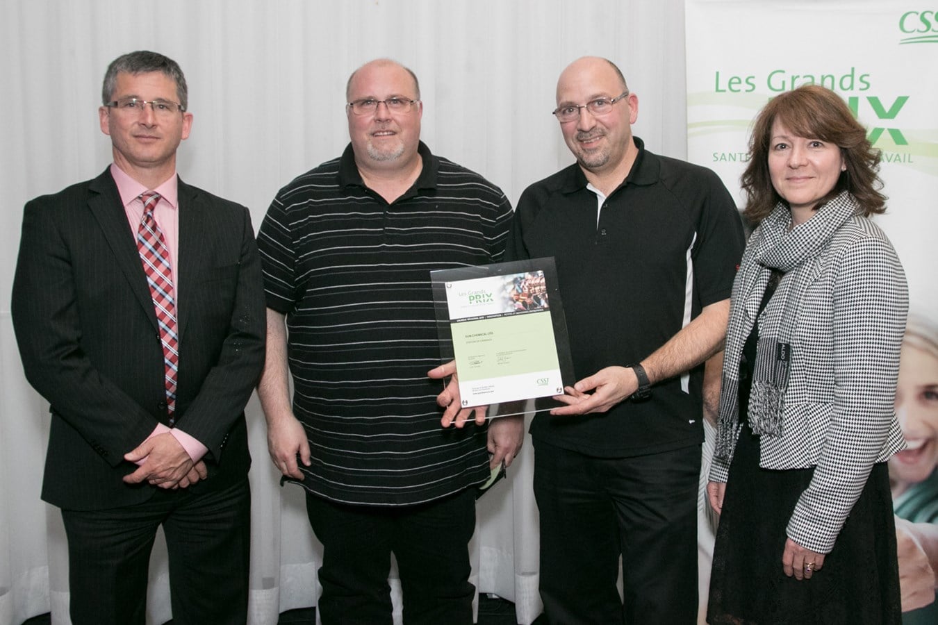 Sun Chemical ltée fût consacrée lauréate dans la catégorie Petites et moyennes entreprises. Sur la photo, les représentants de l'entreprise reçoivent leur prix des mains de M. Carl Gauthier, Vice-président aux finances de la CSST et de Madame Lucie Guindon, directrice régionale de Laval, CSST. 