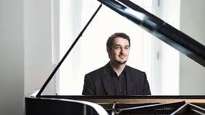 Samedi, Charles Richard-Hamelin offrira deux concertos dans la même journée. Le pianiste est lauréat du deuxième prix (médaille d'argent) au XVIIe Concours international de piano Frédéric-Chopin.