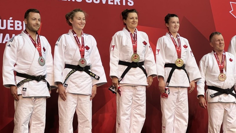 Danielle Ferland et Aiko Lachaine au sommet du podium.
