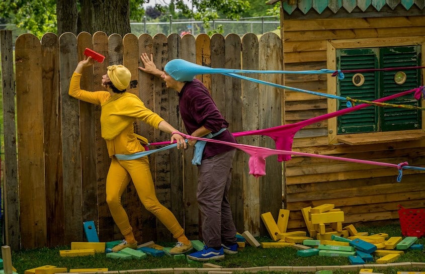 Spectacle Hiatus, de La marche du crabe, premier lauréat du Programme d'accompagnement à la création petite enfance, présenté en 2021 dans différents quartiers de Laval