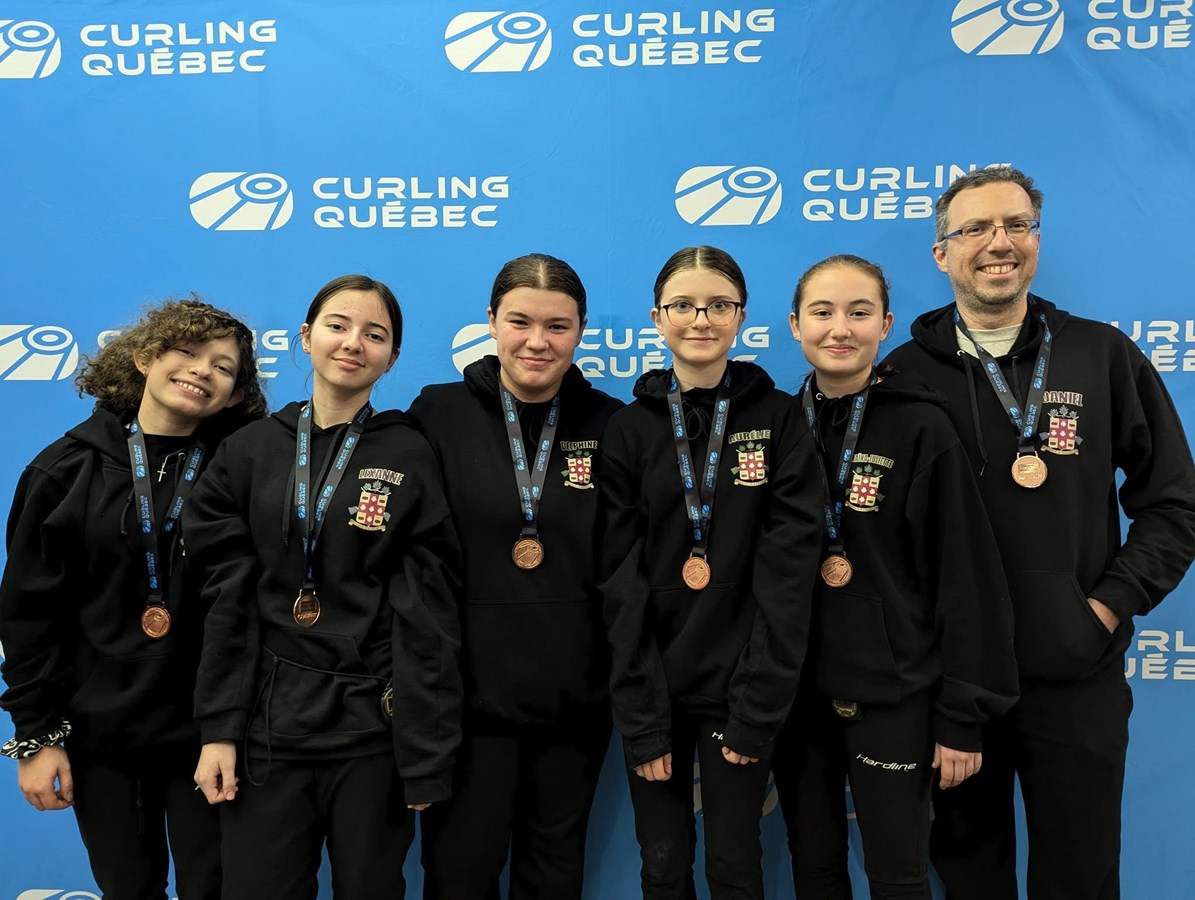 L’équipe féminine de curling de Laval U18 remporte la bronze 