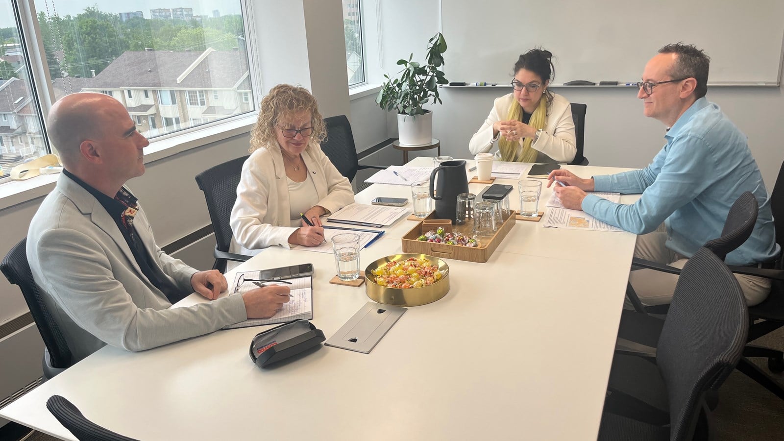 Rencontre de travail entre les conseillers Martin Fiola (Laval-des-
Rapides), Seta Topouzian (Renaud-Cousol), la députée de Laval-des-Rapides, Céline
Haytayan, le conseiller-Relations avec le milieu chez Hydro-Québec, Alain Paquette. Absent de
la photo : Sébastien Viens, chef Performance et soutien chez Hydro-Québec