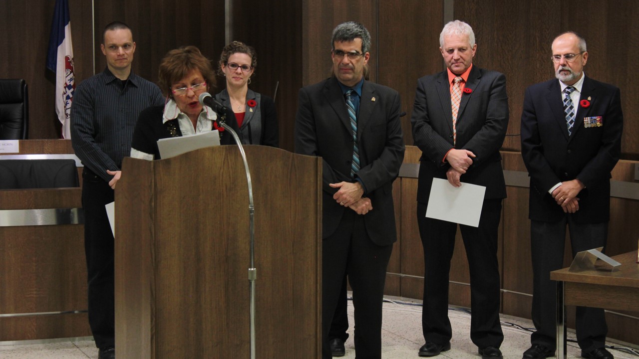 Claude Morin ainsi que les conseillers élus le 3 novembre dernier ont prêté serment à l'Hôtel de Ville hier soir. Sur la photo, Solange Thibodeau prêtant serment.