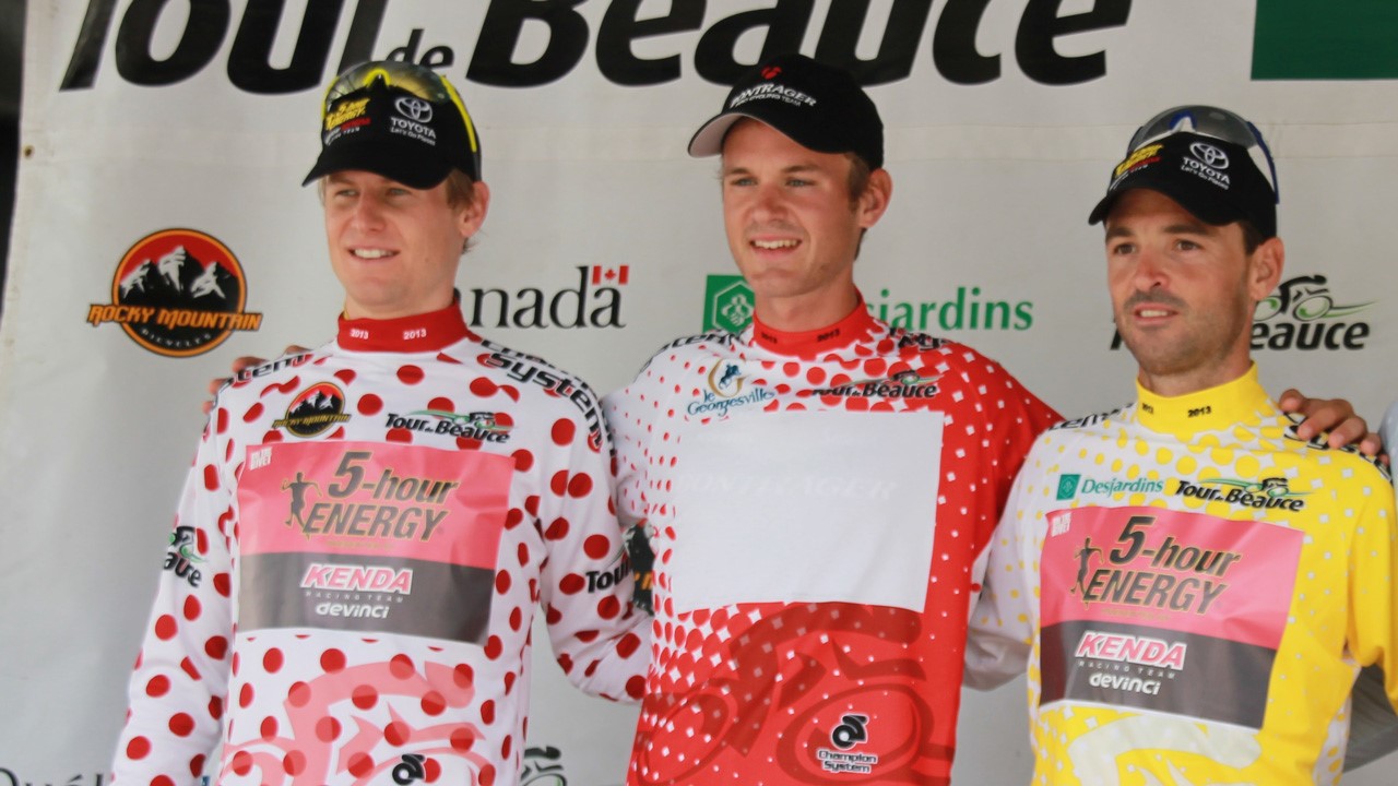 James Stemper, Nathan Brown et le meneur, Francisco Mancebo-Perez ont conservé leurs maillots respectifs, à pois, rouge et jaune.