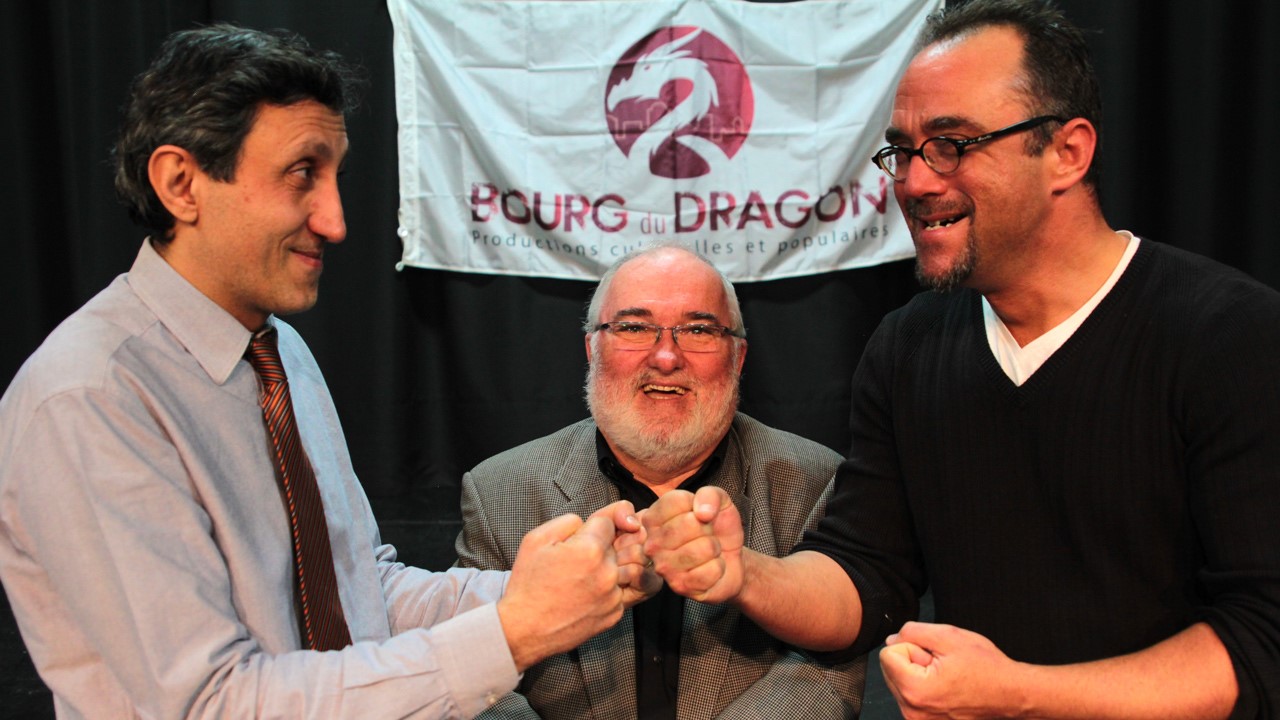 Un respect mutuel régnait entre les deux hommes. Sans coups bas, leurs affirmations étaient franches et généralement respectueuses. De gauche à droite: Amir Khadir, député de Québec Solidaire, Pier Dutil, animateur de la soirée, ainsi que Stéphane Gendron, ex-maire de Huntingdon.