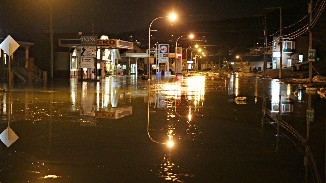 L'eau a envahit le boulevard Renault à plusieurs endroits.