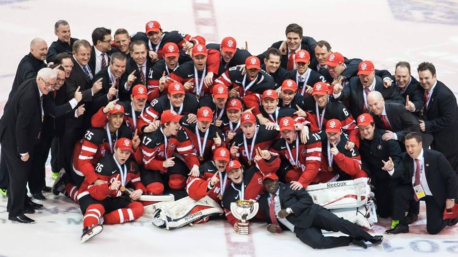 Le défenseur Samuel Morin ( # 5) et le physiothérapeute Michaël Morin étaient de la formation canadienne