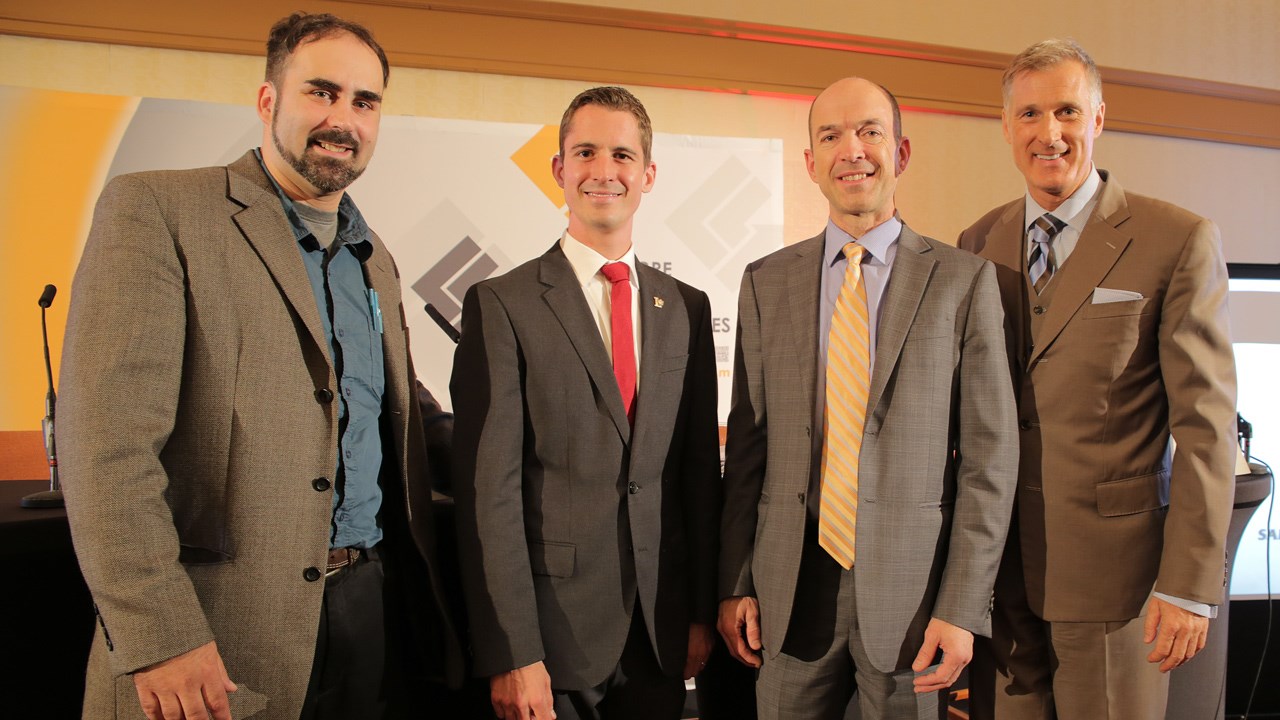 De gauche à droite: Stéphane Trudel du Bloc québécois, Adam Veilleux du Parti libéral du Canada, Daniel Royer du Nouveau parti démocratique, et Maxime Bernier du Parti conservateur.