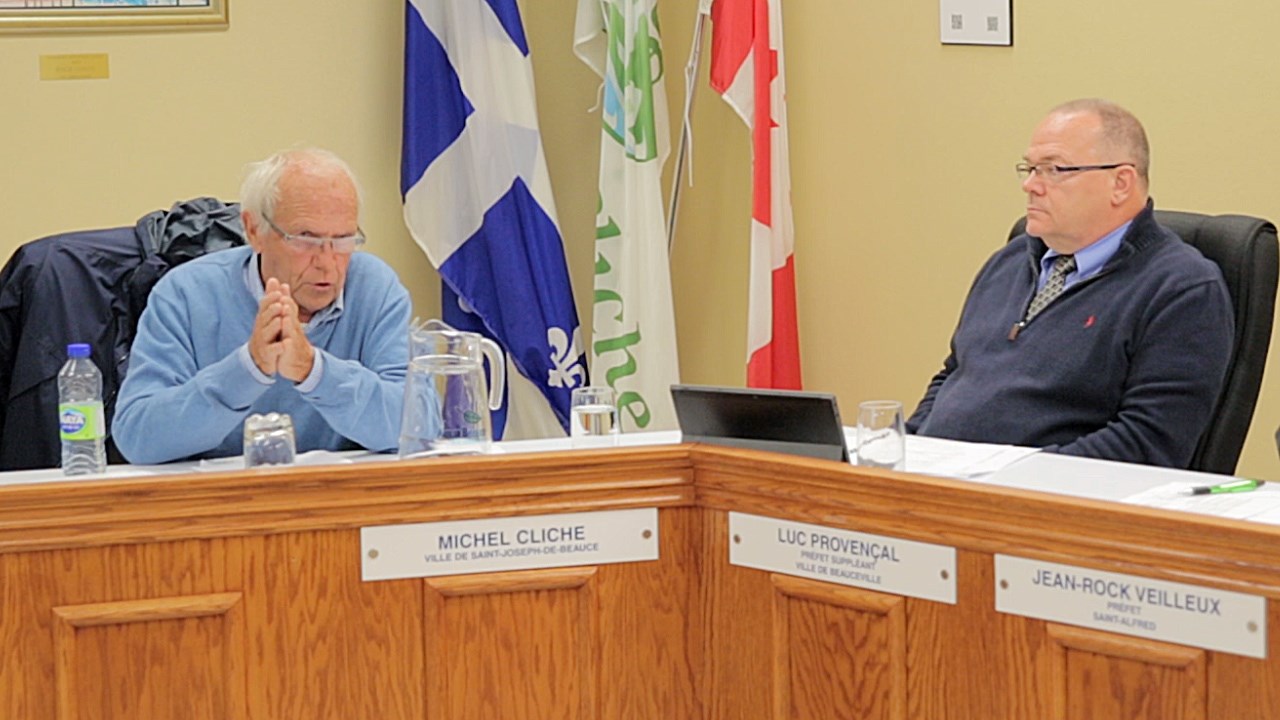Le maire de Saint-Joseph (à gauche) se dit déçu de la position de Robert-Cliche dans le dossier de la fusion des MRC.