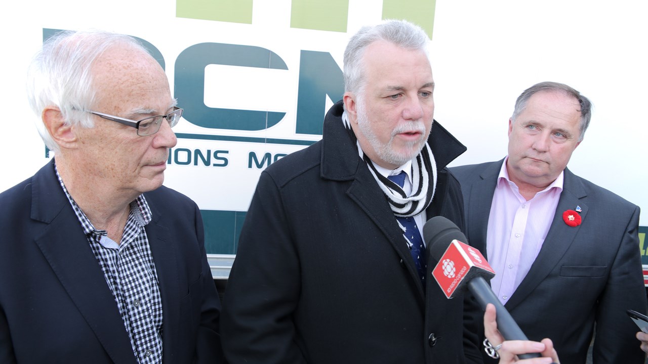 De gauche à droite: Robert Dutil, en compagnie du premier ministre Philippe Couillard, tous deux venus appuyer le candidat libéral Paul Busque dans Beauce-Sud.